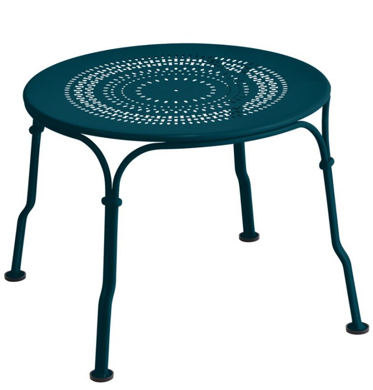 Blauer Fermob 1900 Beistelltisch Ø 45 cm für den Garten oder die Terrasse.